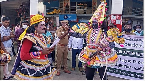 தெருக்கூத்து நாடகம் மூலமாக ஓசூரில் சாலைப் பாதுகாப்பு விழிப்புணர்வு