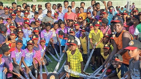 படம் உள்ளது
கோவில்பட்டியில் உள்ள ஹாக்கி மைதானத்தில் பயிற்சி பெறும் வீரர்களுக்கு கனிமொழி எம்.பி. ஹாக்கி மட்டைகளை வழங்கினார்