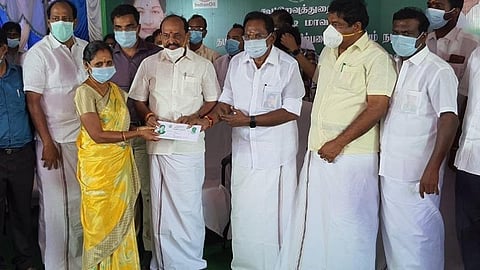 கோவில்பட்டியில் நடந்த விழாவில் மாவட்ட மத்திய கூட்டுறவு வங்கி விழாவில் பயனாளிகளுக்கு அமைச்சர்கள் செல்லூர் ராஜூ, கடம்பூர் ராஜூ ஆகியோர் கடன் உதவிகளை வழங்கினர்.