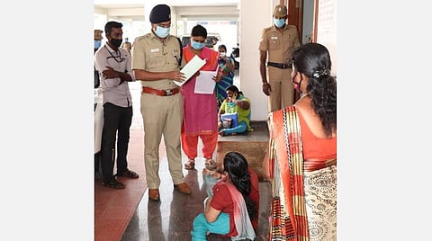 மாற்றுத்திறனாளிப் பெண்களின் மனுக்களை அலுவலக கீழ்தளத்திற்கு வந்துபெற்ற குமரி எஸ்.பி: பொதுமக்கள் பாராட்டு