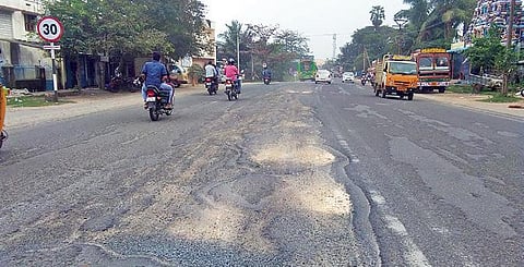 பூரணாங்குப்பம் சந்திப்பு அருகே கடலூர் - புதுச்சேரி சாலை குண்டும், குழியுமாக மாறியுள்ளது.