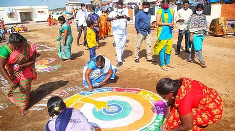 வாக்களிப்பதன் அவசியத்தை வலியுறுத்தி குமரியில் விழிப்புணர்வு கோலப்போட்டி: மகளிர் சுய உதவிக்குழு பெண்கள் பங்கேற்பு