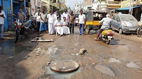 போராட்டத்தில் ஈடுபட்ட எம்எல்ஏ சாக்கோட்டை க.அன்பழகன்.
