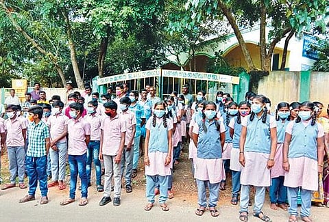 நெல்லிவாசல் நாடு உயர்நிலை பள்ளி முன்பாக வகுப்புகளை புறக்கணித்து விட்டு போராட்டத்தில் ஈடுபட்ட மாணவர்கள்