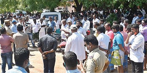 தூத்துக்குடியில் மீன்வளத்துறை இணை இயக்குநர் அலுவலகத்தை முற்றுகையிட்டு மீன்பிடித் துறைமுக விசைப்படகு மீனவர்கள் திடீர் போராட்டத்தில் ஈடுபட்டனர். படம்: என்.ராஜேஷ்