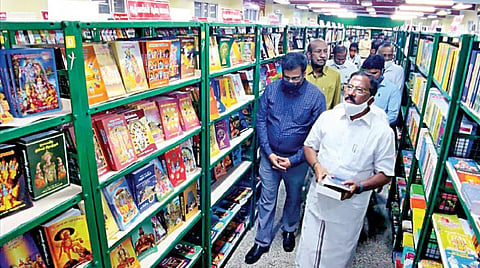 சென்னை எழும்பூர் அரசு அருங்காட்சியக வளாகத்தில் உள்ள கன்னிமரா நூலகம் அருகில் புதுப்பிக்கப்பட்ட 'நிரந்தர புத்தகக்காட்சி' அரங்கை தமிழ் வளர்ச்சித் துறை அமைச்சர் க.பாண்டியராஜன் நேற்று திறந்து வைத்து பார்வையிட்டார். தென்னிந்திய புத்தக விற்பனையாளர் மற்றும் பதிப்பாளர் சங்கத் தலைவர் ஆர்.எஸ்.சண்முகம் உள்ளிட்டோர் உடனிருந்தனர். படம்: ம.பிரபு
