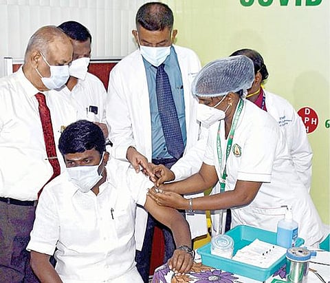 சென்னை ராஜீவ்காந்தி அரசு பொது மருத்துவமனையில் சுகாதாரத் துறை அமைச்சர் சி.விஜயபாஸ்கர் நேற்று கரோனா தடுப்பூசி போட்டுக்கொண்டார். சென்னை மருத்துவக் கல்லூரி முதல்வர் தேரணிராஜன், இந்திய மருத்துவ சங்க தமிழ்நாடு கிளை தலைவர் ராமகிருஷ்ணன், இந்திய மருத்துவ சங்க தொடர்பு அலுவலர் முத்துராஜா உள்ளிட்டோர் உடன் இருந்தனர்.படம்: க.பரத்