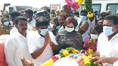 புதுக்கோட்டை மாவட்டம் கோட்டைப்பட்டினத்தில் மீனவர்களின் உடல்களுக்கு அஞ்சல செலுத்துகிறார் மாநில மக்கள் நல்வாழ்வுத் துறை அமைச்சர் சி.விஜயபாஸ்கர். உடன் ஆட்சியர் பி.உமா மகேஸ்வரி உள்ளிட்டோர்.