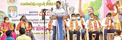 பாளையங்கோட்டையில் நடைபெற்ற நாம் தமிழர் கட்சி வேட்பாளர் அறிமுக கூட்டத்தில் சீமான் பேசினார். படம்: மு.லெட்சுமி அருண்