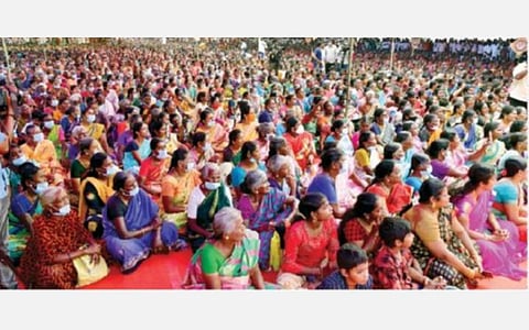 தேனி அரண்மனைப்புதூரில் நடைபெற்ற திமுகவின் மக்கள் கிராமசபைக் கூட்டத்தில் திரளாக கலந்துகொண்ட பெண்கள் கூட்டம்.
