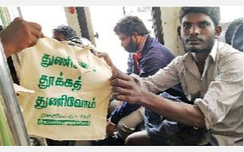 தேனி புதிய பேருந்து நிலையத்தில் பயணிகளுக்கு துணிப்பையின் முக்கியத்துவம் குறித்து விளக்கப்படுகிறது