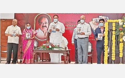 சென்னையில் நடந்த நிகழ்ச்சியில் `அப்துல் கலாம் நினைவுகளுக்கு மரணமில்லை' புத்தகத்தை வெளியிடும் குடியரசு துணைத் தலைவர் வெங்கய்ய நாயுடு, உடன் நசிமா மரைக்காயர்.