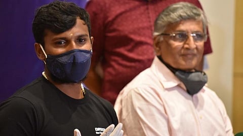 பட விளக்கம்
சேலத்தில் பத்திரிக்கையாளர்களுக்கு பேட்டியளித்த கிரிக்கெட் வீரர் நடராஜன். உடன் தமிழ்நாடு கிரிக்கெட் சங்க செயலாளர் ராமசாமி. படம்: எஸ்.குரு பிரசாத்.