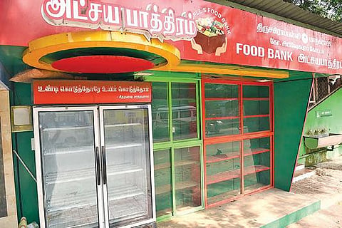 திருச்சி கோ.அபிஷேகபுரம் கோட்ட அலுவலகம் அருகில் உள்ள ‘அன்புச் சுவர்’ மையத்தில் குவிந்து கிடக்கும் பழைய ஆடைகள். (அடுத்த படம்). அதன் அருகில் உள்ள ‘அட்சய பாத்திரம்’ மையம் தூசி படிந்து காலியாக கிடக்கிறது.படங்கள்: ஜி.ஞானவேல்முருகன்