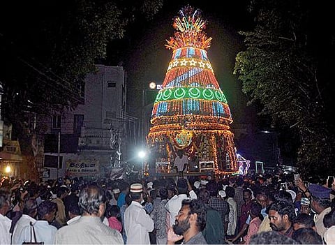 நாகை மாவட்டம் நாகூர் ஆண்டவர் தர்கா கந்தூரி விழாவை முன்னிட்டு, நேற்று முன்தினம் இரவு நடைபெற்ற சந்தனக் கூடு ஊர்வலம்.