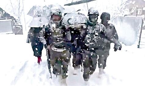 காஷ்மீரில் கடும் பனிப்பொழிவால் தாயையும், பச்சிளம் குழந்தையையும் தோளில் சுமந்து சென்ற வீரர்கள்
