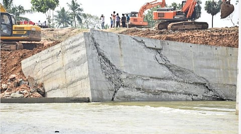 தடுப்பணையில் சேதமடைந்த தடுப்புச் சுவர்.