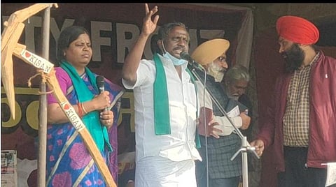 வேளாண் விரோதச் சட்டத்துக்குத் தமிழக அரசு ஆதரவு அளித்ததற்கு பகிரங்க மன்னிப்பு கேட்கிறேன்: டெல்லி போராட்டத்தில் பி.ஆர்.பாண்டியன் பேச்சு