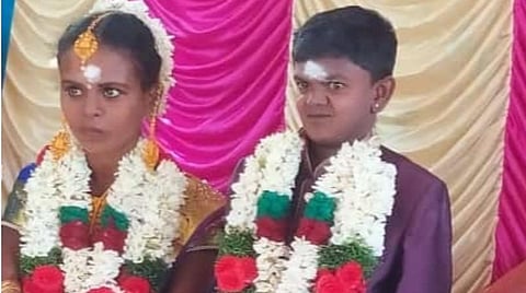 சிவகங்கை அருகே ஒக்கூரில் காதல் திருமணம் செய்துகொண்ட மூன்றரை அடி உயர மாற்றுத்திறனாளிகள் சின்னக்கருப்பு, பஞ்சு.