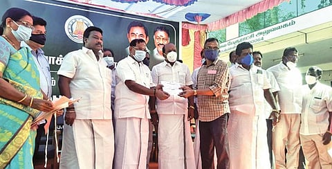 சிட்லபாக்கம் பேரூராட்சியில் புதிதாக 3,500 வீடுகளுக்கு குடிநீர் இணைப்பு வழங்கும் திட்டத்தை தொடங்கி வைத்த தமிழ் வளர்ச்சித் துறை அமைச்சர் பாண்டியராஜன், குடிநீர் இணைப்பு வழங்குவதற்கான ஆணையை பயனாளிகளிடம் வழங்கினார். படம்: எம்.முத்துகணேஷ்