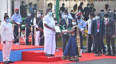 26 குழந்தைகளைக் காப்பாற்றிய ஆசிரியை முல்லைக்கு வீர தீரச் செயலுக்கான அண்ணா பதக்கம்: முதல்வர் பழனிசாமி வழங்கினார்
