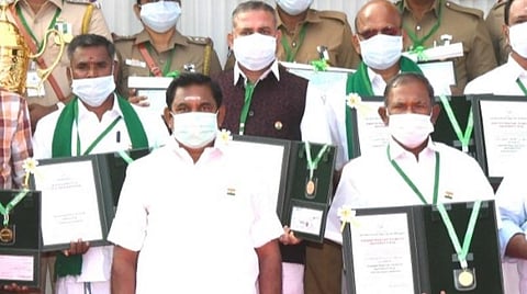 மத நல்லிணக்கச் சேவை; கோவை பள்ளிவாசல் நிர்வாகிக்கு கோட்டை அமீர் மத நல்லிணக்கப் பதக்கம்: முதல்வர் பழனிசாமி வழங்கினார்