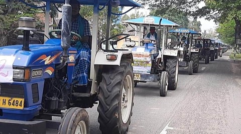 காரைக்காலில் விவசாயிகளின் டிராக்டர் பேரணி: 100க்கும் மேற்பட்ட டிராக்டர்கள் பங்கேற்பு