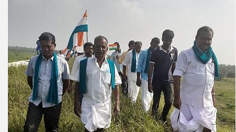 வட்டமலைக் கரை ஓடை அணைக்குள் தேசியக் கொடியுடன் அணிவகுத்துச் சென்ற விவசாயிகள்.
