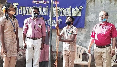 தூத்துக்குடியில் உள்ள தமிழ்நாடு மெர்க்கன்டைல் வங்கியின் தலைமை அலுவலகத்தில் வங்கியின் நிர்வாக இயக்குநர் மற்றும் தலைமை நிர்வாக அதிகாரி கே.வி. ராமமூர்த்தி தேசிய கொடியை ஏற்றி வைத்தார். (அடுத்த படம்) திருச்செந்தூர் சரவணய்யர் நடுநிலைப்பள்ளியில் இளம் விஞ்ஞானி விருதுக்கு தேர்வாகியுள்ள 6-ம் வகுப்பு மாணவர் ச.சிவகுகன் தேசிய கொடியேற்றினார்.
