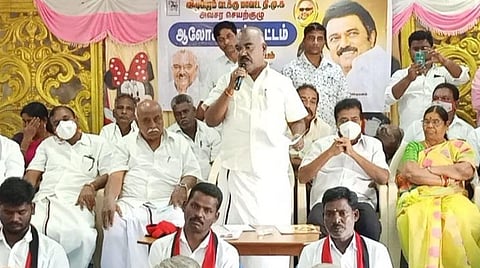 திண்டிவனத்தில் நடைபெற்ற திமுக கூட்டத்தில் எம்எல்ஏ மஸ்தான் பேசுகிறார்.
