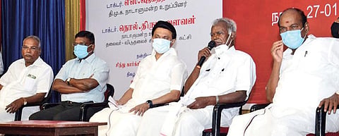 சென்னையில் நடைபெற்ற எழுத்தாளர் இளவேனில் நினைவேந்தல் கூட்டத்தில் அவரது உருவப்படத்தை திறந்து வைத்தார் திமுக தலைவர் மு.க.ஸ்டாலின். உடன் இந்திய கம்யூனிஸ்ட் கட்சியின் மூத்த தலைவர் நல்லகண்ணு, மார்க்சிஸ்ட் கம்யூனிஸ்ட் மாநிலச் செயலர் கே.பாலகிருஷ்ணன், முன்னாள் மத்திய இணை அமைச்சர் ஜெகத்ரட்சகன், விடுதலைச் சிறுத்தைகள் தலைவர் திருமாவளவன் ஆகியோர் உள்ளனர். படம்: க.பரத்