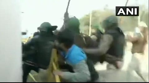 சிங்கு எல்லையில் விவசாயிகளுக்கும், உள்ளூர் மக்களுக்கும் இடையே நடந்த கைகலப்பு: படம் | ஏஎன்ஐ.