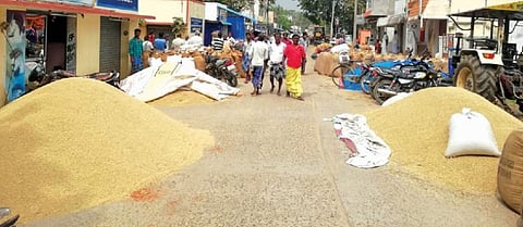 திருவெண்ணெய்நல்லூரில் சாலையில் நெல்லை கொட்டி விவசாயிகள் போராட்டம் நடத்துகின்றனர்.
