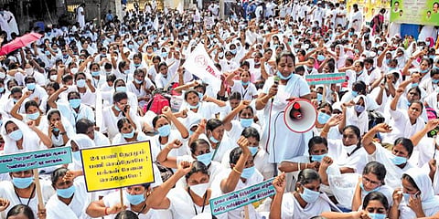 மருத்துவப் பணிகள் தேர்வு வாரியம் (எம்ஆர்பி) மூலம் ஒப்பந்த அடிப்படையில் நியமிக்கப்பட்ட செவிலியர்களை பணி நிரந்தரம் செய்யக் கோரி சென்னை மெரினா சாலையில் நேற்று தர்ணா போராட்டத்தில் ஈடுபட்ட செவிலியர்கள்.படம்: க.ஸ்ரீபரத்