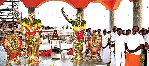 மதுரையில் இன்று திறக்கப்படும் எம்ஜிஆர், ஜெயலலிதா கோயிலில் நிறுவப்பட்டுள்ள எம்ஜிஆர், ஜெயலலிதா சிலைகளைப் பார்வையிடும் வருவாய்த் துறை அமைச்சர் ஆர்.பி.உதயகுமார் மற்றும் அதிமுக நிர்வாகிகள்.
