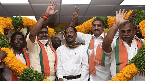 புதுச்சேரி பாஜக அலுவலகத்துக்கு வந்த நமச்சிவாயத்துக்கு வரவேற்பு அளித்த நிகழ்வில் மாநிலத் தலைவர் சாமிநாதன், மேலிடப் பொறுப்பாளர் நிர்மல்குமார் சுரானா. | படம்: எம். சாம்ராஜ்