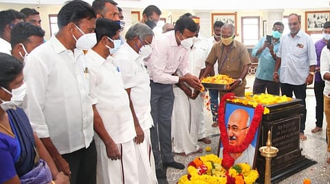 காந்தியடிகள் நினைவு தினம்: கன்னியாகுமரி காந்தி மண்டபத்தில் சுற்றுலாப் பயணிகள் மலர்தூவி மரியாதை