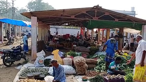 திருப்பத்தூர் மதுரை ரோட்டில் அமைக்கப்பட்டுள்ள தற்காலிக வாரச்சந்தை.