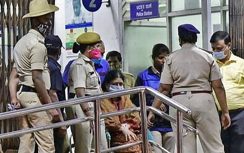 சிகிச்சைக்காக மருத்துவமனைக்கு சசிகலா அழைத்துச் செல்லப்படும் போது எடுத்த படம்.