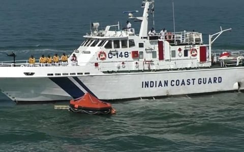 2020-ல் 10 வெளிநாட்டு மீன்பிடி படகுகள், 1,500 கோடி ரூபாய் கடத்தல் பொருட்கள் பறிமுதல்: கடலோர காவல்படை தகவல்