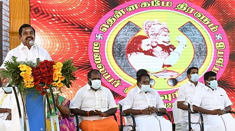 பட விளக்கம்: மதுரையில் நடைபெற்ற முத்தரையர் வாழ்வுரிமை மாநாட்டில் உரையாற்றுகிறார் தமிழக முதல்வர் எடப்பாடி பழனிச்சாமி. உடன் அமைச்சர்கள் ஆர்.பி. உதயகுமார், செல்லுூர் கே.ராஜூ, விஜயபாஸ்கர்- படங்கள்: ஆர்.அசோக்