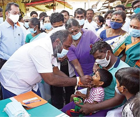 மதுரை அருகே குன்னத்தூரில் உள்ள எம்ஜிஆர், ஜெயலலிதா கோயிலில் போலியோ சொட்டு மருந்து முகாமை தொடங்கி வைத்து குழந்தைக்கு சொட்டு மருந்து வழங்கினார் அமைச்சர் ஆர்.பி.உதயகுமார்.
