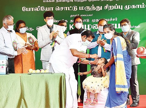 சென்னை பசுமைவழிச் சாலையில் உள்ள முகாம் அலுவலகத்தில் முதல்வர் பழனிசாமி, குழந்தைகளுக்கு சொட்டு மருந்து வழங்கி போலியோ சொட்டு மருந்து முகாமை நேற்று தொடங்கி வைத்தார். சுகாதாரத் துறை செயலாளர் ஜெ.ராதாகிருஷ்ணன், சென்னை மாநகராட்சி இணை ஆணையர் (சுகாதாரம்) எஸ்.திவ்யதர்ஷினி, மருத்துவம் மற்றும் ஊரக நலப் பணிகள் இயக்குநர் செல்வவிநாயகம், மருத்துவக் கல்வி இயக்குநர் நாராயணபாபு மற்றும் சுகாதாரத்துறை உயர் அலுவலர்கள் உடன் இருந்தனர்.