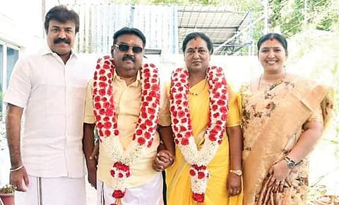 திருமண நாளை முன்னிட்டு சென்னையில் உள்ள இல்லத்தில் மாலை மாற்றிக்கொண்ட விஜயகாந்த் - பிரேமலதா தம்பதிக்கு சுதீஷ் உள்ளிட்ட குடும்பத்தினர் வாழ்த்து தெரிவித்தனர்.