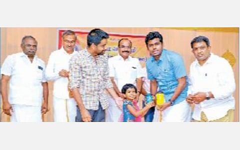 பொள்ளாச்சியை அடுத்த கோவில்பாளையத்தில் நேற்று நடைபெற்ற நிகழ்ச்சியில், ராமர் கோயில் கட்டுவதற்காக தனது உண்டியல் சேமிப்பை பாஜக மாநிலத் துணைத் தலைவர் அண்ணாமலையிடம் வழங்கிய சிறுமி.