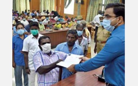தூத்துக்குடி மாவட்ட ஆட்சியர் அலுவலகத்தில் 11 மாதங்களுக்கு பிறகு வழக்கமான முறையில் மக்கள் குறைதீர் நாள் கூட்டம் நேற்று தொடங்கியது. இதையடுத்து ஏராளமான மக்கள் ஆர்வமுடன் வந்து வரிசையில் காத்திருந்து ஆட்சியர் கி.செந்தில் ராஜிடம் மனு அளித்தனர். படம்: என்.ராஜேஷ்