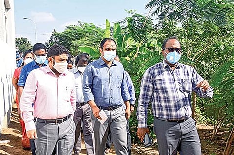சென்னை கோட்டூர்புரம் பறக்கும் ரயில் நிலையம் அருகில் மாநகராட்சி சார்பில் அமைக்கப்பட்ட நகர்ப்புற அடர்வனத்தில் வளர்ந்துள்ள மரக்கன்றுகளை மாநகராட்சி ஆணையர் கோ.பிரகாஷ் நேற்று பார்வையிட்டார். உடன் மாநகராட்சி வட்டார துணை ஆணையர் ஆல்பிஜான் வர்கீஸ் உள்ளிட்டோர். படம்:பு.க.பிரவீன்