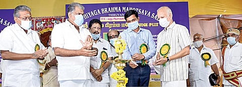 தஞ்சாவூர் மாவட்டம் திருவையாறில் தியாகராஜ சுவாமிகளின் 174 -வது ஆராதனை விழாவை நேற்று குத்துவிளக்கேற்றி தொடங்கி வைக்கிறார் ஆட்சியர் ம.கோவிந்தராவ். உடன், சபா தலைவர் ஜி.கே.வாசன் எம்.பி மற்றும் சபா நிர்வாகிகள்.