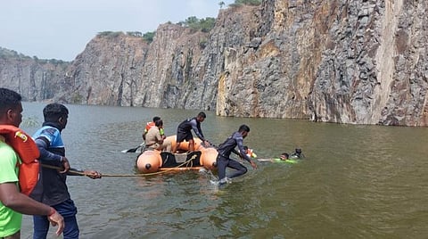 வினையாகிப்போன போட்டோ ஷூட்; கல்குவாரி குட்டையில் மூழ்கி 2 மாணவர்கள் உயிரிழப்பு: 50 அடி ஆழத்தில் மூழ்கி உடல்களை மீட்ட தீயணைப்புத் துறையினர்