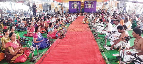 தஞ்சாவூர் மாவட்டம் திருவையாறில் நடைபெற்ற 174-வது தியாகராஜர் ஆராதனை விழாவில் நேற்று ஒரே நேரத்தில் பஞ்சரத்ன கீர்த்தனைகளை பாடி தியாகராஜ சுவாமிகளுக்கு இசையஞ்சலி செலுத்தும் இசைக் கலைஞர்கள். . படங்கள்: வி.சுந்தர்ராஜ்
